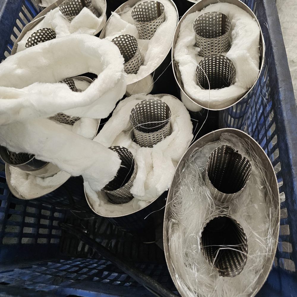 Confronto tra materiali di riempimento del silenziatore: ceramica, fibra di vetro e lana di acciaio inossidabile